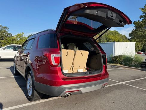 Used 2017 Ford Explorer XLT w/ Equipment Group 202A FWD image 9