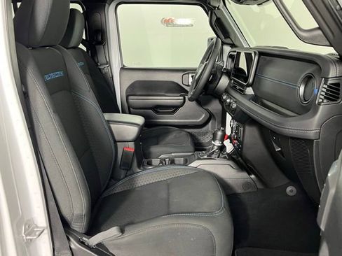 Used 2025 Jeep Wrangler Unlimited Rubicon 4xe w/ Convenience Group AWD/4WD image 31