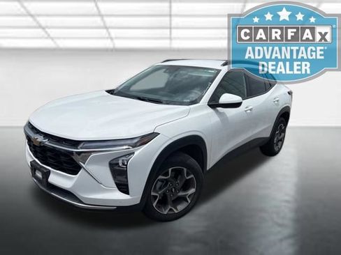 Used 2025 Chevrolet Trax LT FWD image 4