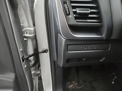 Used 2024 Nissan Rogue S FWD image 11