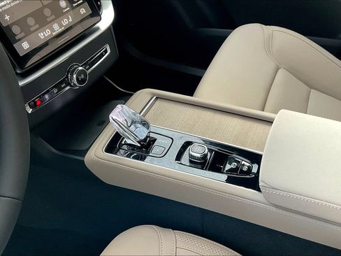 New 2026 Volvo XC90 B6 Plus w/ Protection Package Premier AWD/4WD image 16