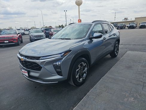 Used 2025 Chevrolet Trax LT w/ LT Convenience Package FWD image 7