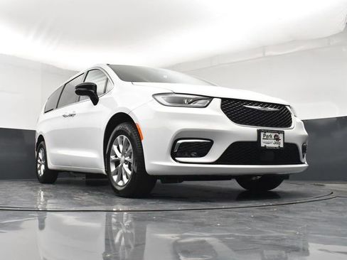 New 2026 Chrysler Pacifica Select AWD/4WD image 19