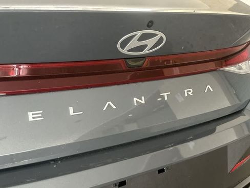 Used 2025 Hyundai Elantra SE FWD image 11