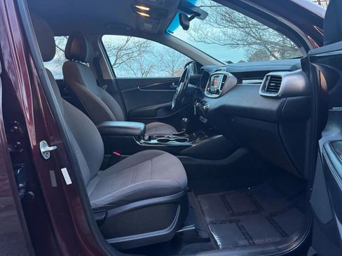 Used 2016 Kia Sorento LX w/ LX Convenience Package image 16