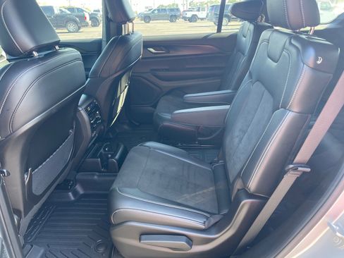 Used 2025 Jeep Grand Cherokee L Altitude RWD image 12