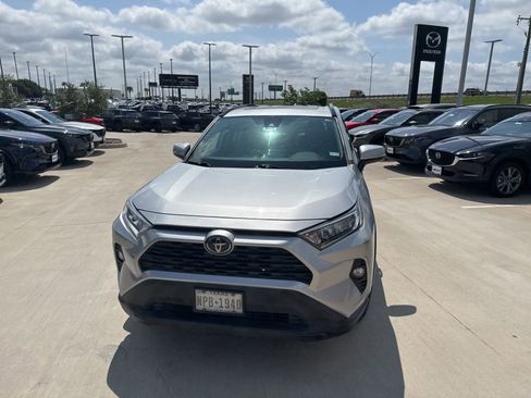 Used 2019 Toyota RAV4 XLE FWD image 3