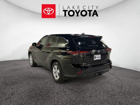 Used 2025 Toyota Highlander LE image 4