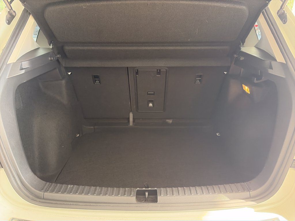 Certified 2023 Volkswagen Taos SE w/ Panoramic Sunroof Package FWD image 37