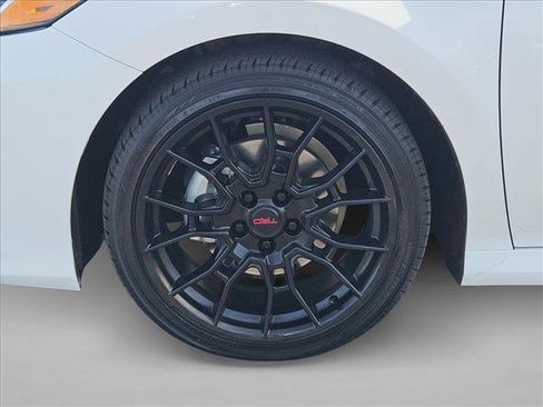 Used 2020 Toyota Camry LE image 28