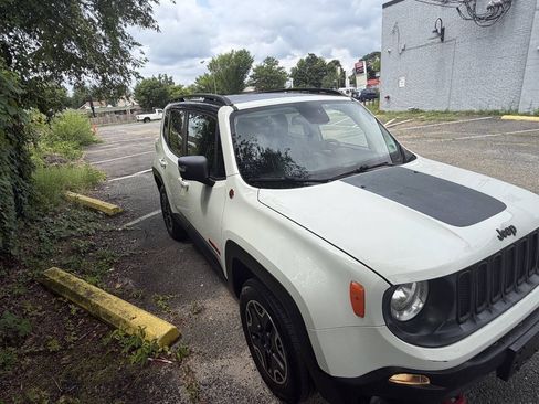 Used 2016 Jeep Renegade Trailhawk w/ Premium Trailhawk Package AWD/4WD image 3