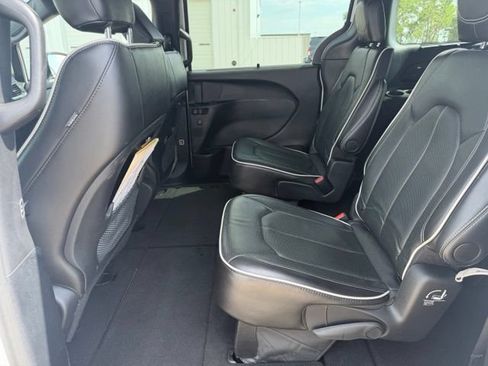 Used 2025 Chrysler Pacifica Limited FWD image 11