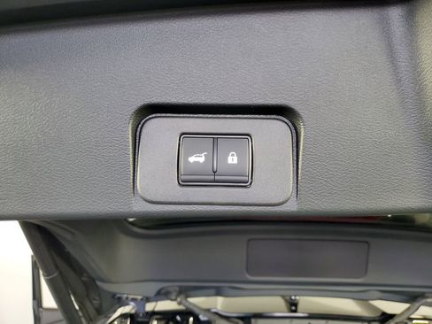 Used 2025 Nissan Rogue SV FWD image 33