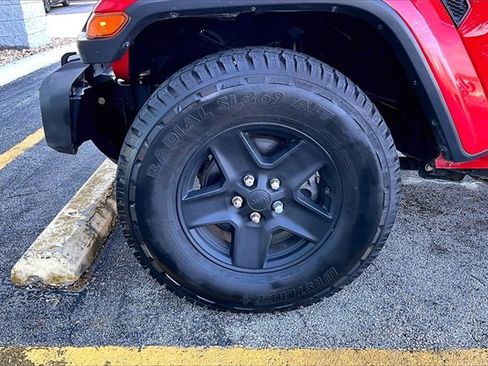 Used 2021 Jeep Gladiator Sport image 27