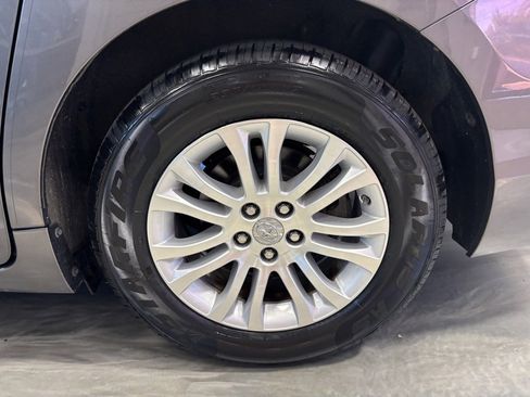 Used 2017 Toyota Sienna XLE image 27