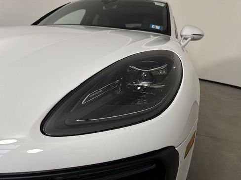 Certified 2023 Porsche Macan AWD/4WD image 11