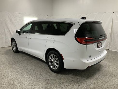 Used 2024 Chrysler Pacifica Touring-L image 8