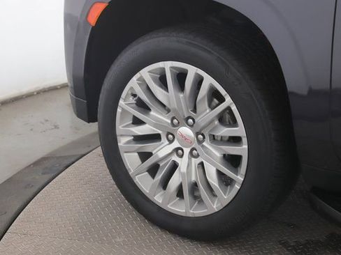 Used 2023 GMC Yukon SLT w/ SLT Premium Package image 13