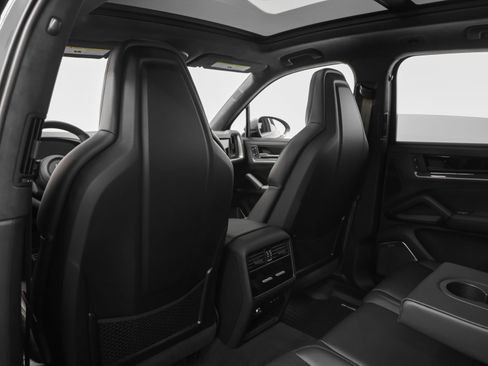 New 2025 Porsche Cayenne Turbo image 57