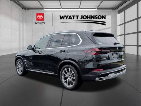 Used 2025 BMW X5 xDrive50e AWD/4WD image 2