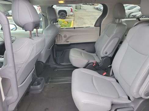 Used 2024 Toyota Sienna XLE FWD image 12