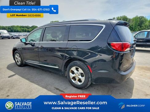 Used 2017 Chrysler Pacifica Touring-L Plus FWD image 3