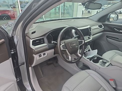 Used 2023 GMC Acadia SLT w/ Preferred Package image 3