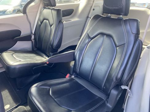 Used 2023 Chrysler Pacifica Touring-L FWD image 13
