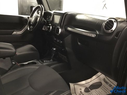 Used 2015 Jeep Wrangler Unlimited Rubicon w/ Connectivity Group image 18