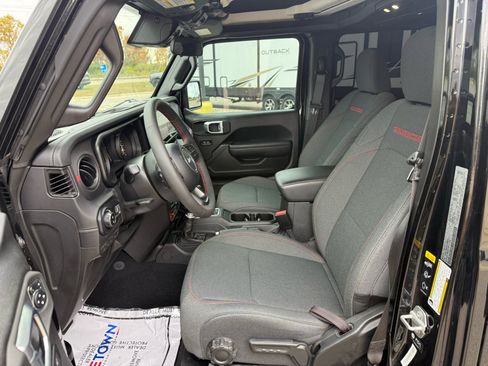 Used 2024 Jeep Gladiator Rubicon w/ Convenience Group image 14