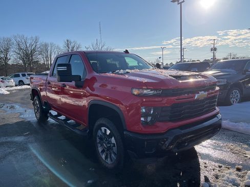 Used 2024 Chevrolet Silverado 2500 Custom w/ Custom Value Package image 3