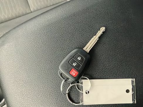 Used 2018 Toyota Tacoma SR5 AWD/4WD image 29
