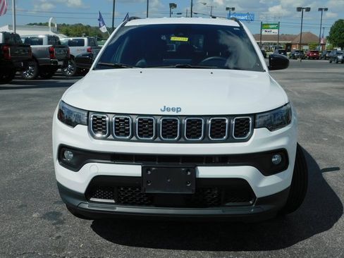 Used 2024 Jeep Compass Latitude image 3