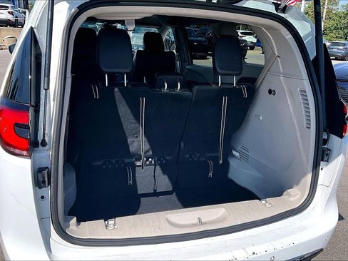 Used 2023 Chrysler Pacifica Touring-L FWD image 4