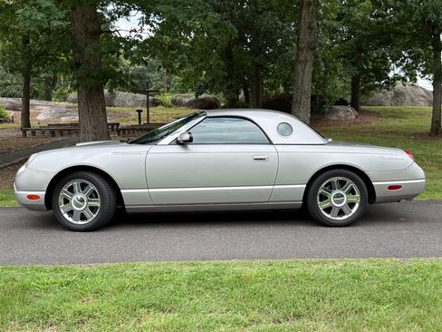 Used 2005 Ford Thunderbird RWD image 4