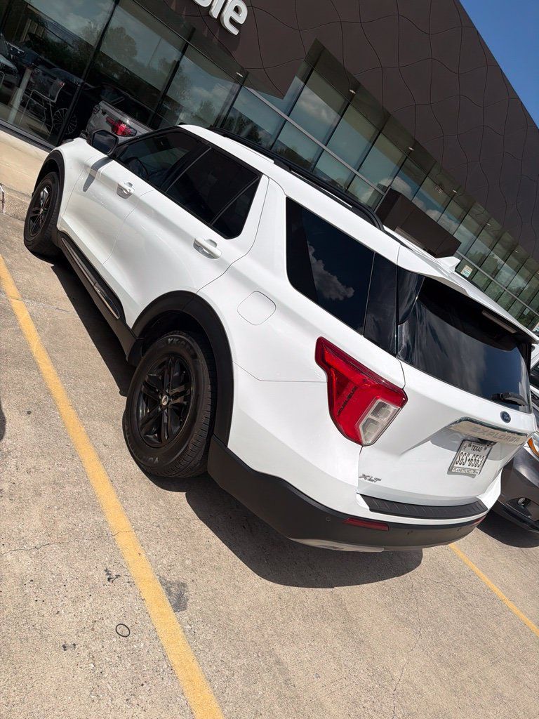 Used 2020 Ford Explorer XLT w/ Equipment Group 202A RWD image 2