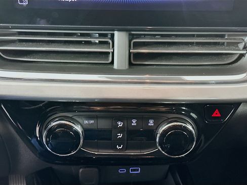 Used 2025 Chevrolet Trax LT image 22