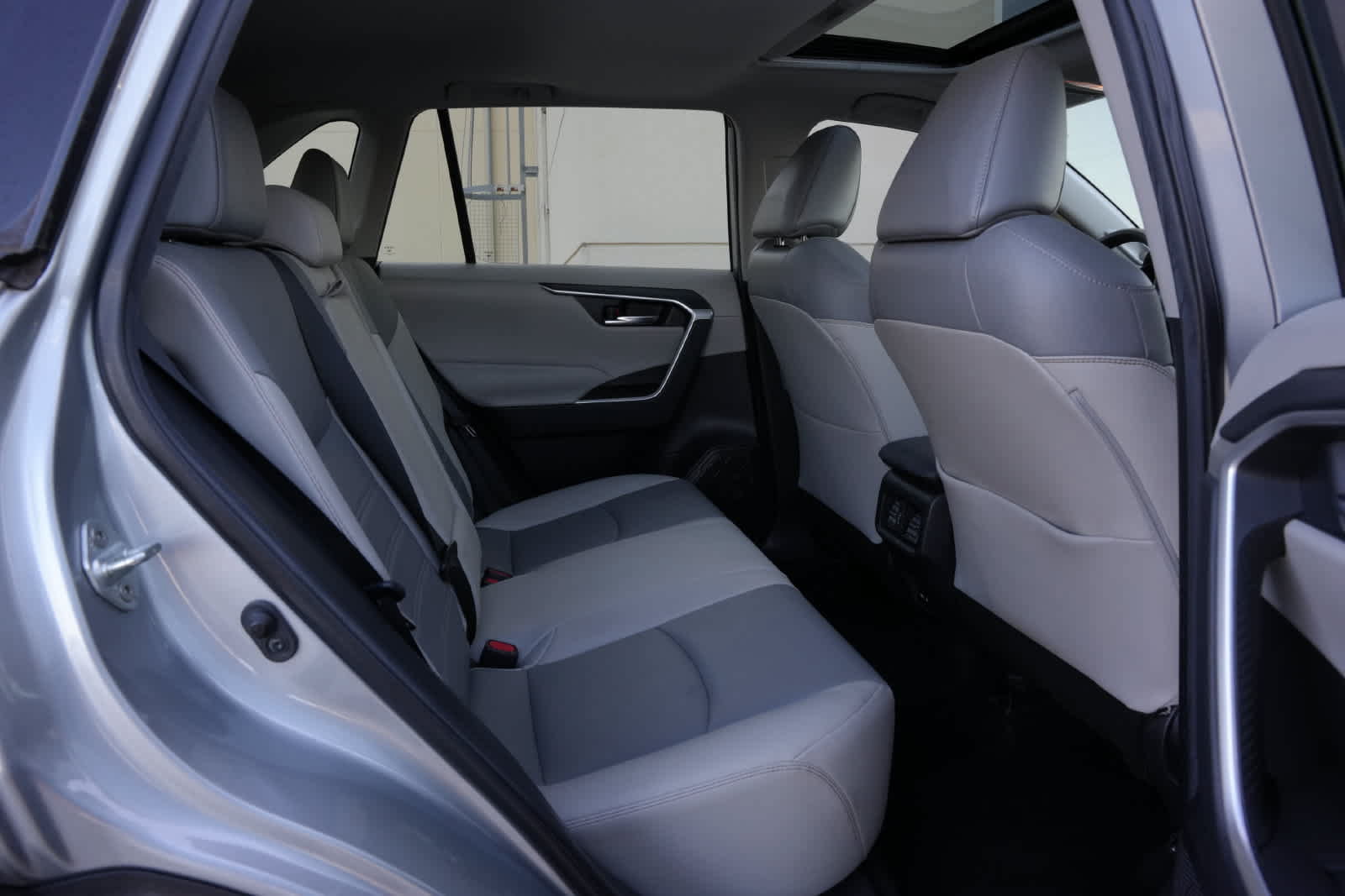 Used 2021 Toyota RAV4 XLE Premium FWD image 18