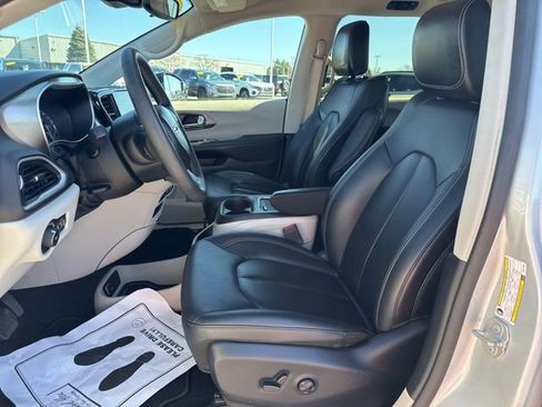 Used 2024 Chrysler Pacifica Touring-L FWD image 19