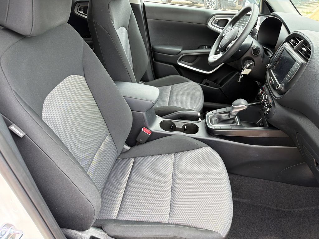 Used 2025 Kia Soul LX w/ LX Technology Package FWD image 13