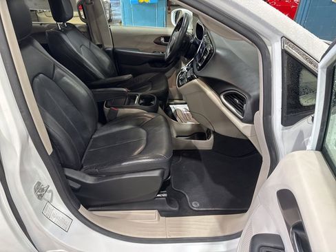 Used 2018 Chrysler Pacifica Touring-L image 35
