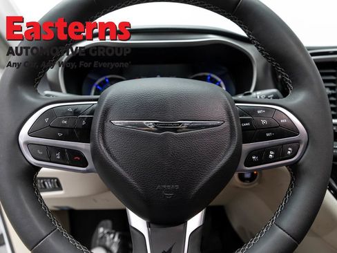 Used 2023 Chrysler Pacifica Touring-L FWD image 10
