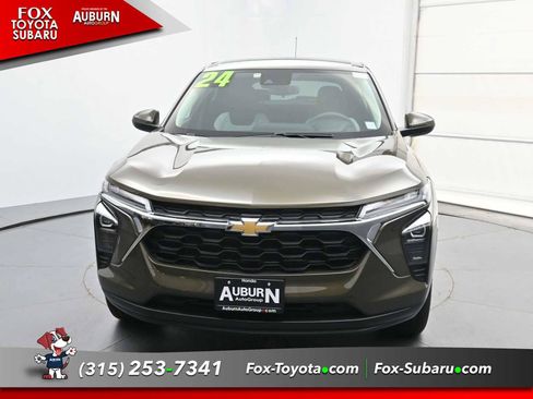 Used 2024 Chevrolet Trax LS w/ LS Convenience Package FWD image 3