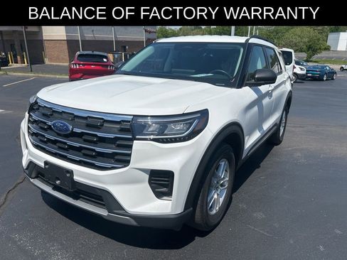 Used 2025 Ford Explorer Active AWD/4WD image 2