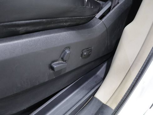 Used 2016 Chrysler Town & Country Touring FWD image 12