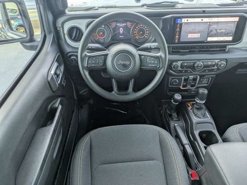 Used 2025 Jeep Gladiator Sport AWD/4WD image 16