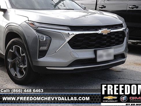 Used 2025 Chevrolet Trax LT w/ Driver Confidence Package FWD image 5