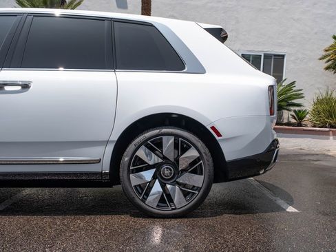 Used 2025 Rolls-Royce Cullinan AWD/4WD image 37