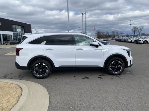 Used 2024 Kia Sorento S image 8