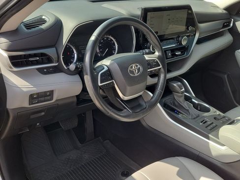 Used 2024 Toyota Highlander XLE AWD/4WD image 22